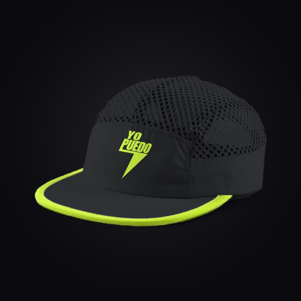 Gorra negra de malla con la orilla de la visera en lima y el logo YO PUEDO en forma de rayo al frente