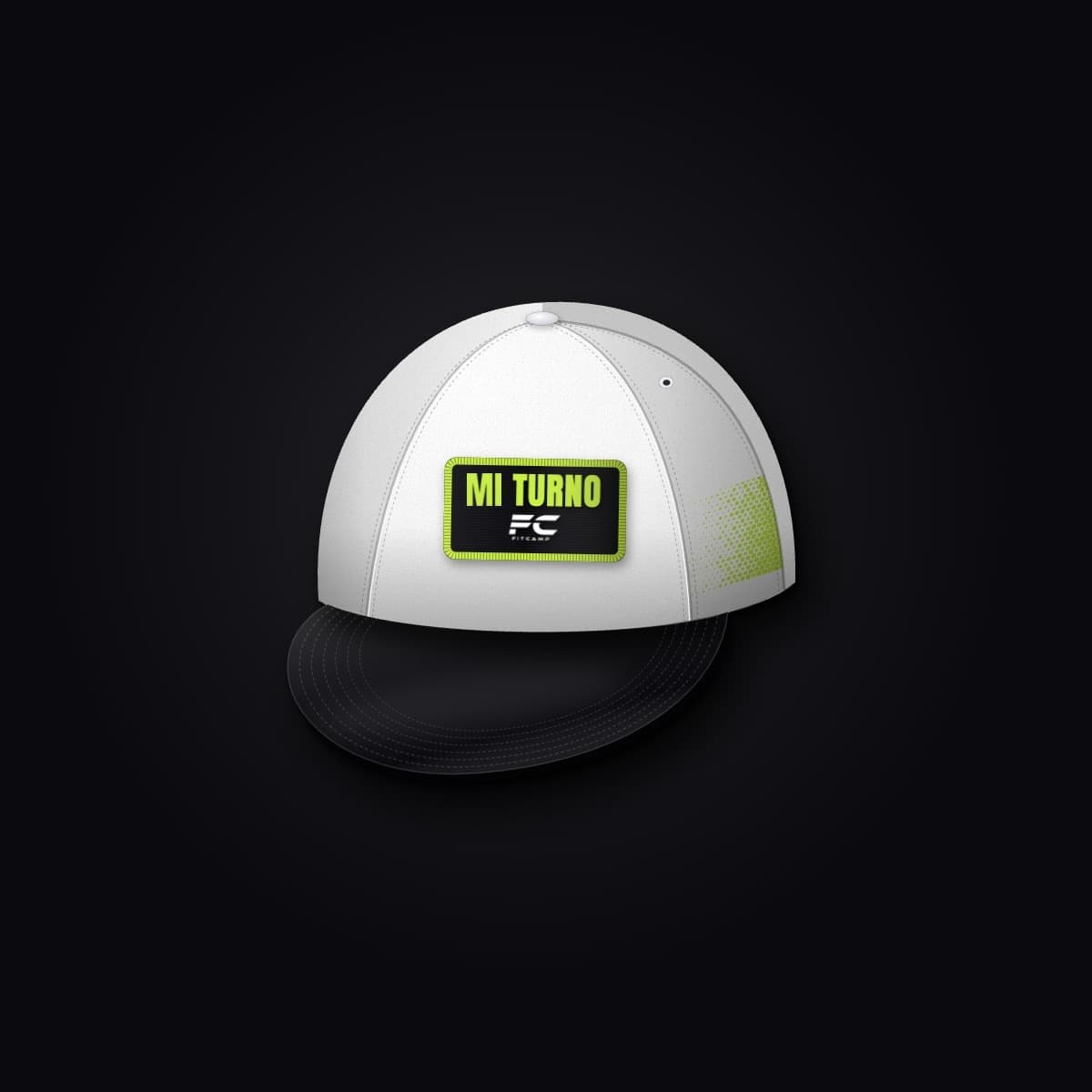 Gorra blanca con visera negra y parche MI TURNO con el logo de FitCamp