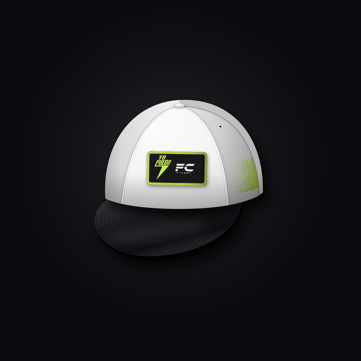 Gorra blanca con visera negra y un parche con el logo YO PUEDO en forma de rayo y el de FitCamp